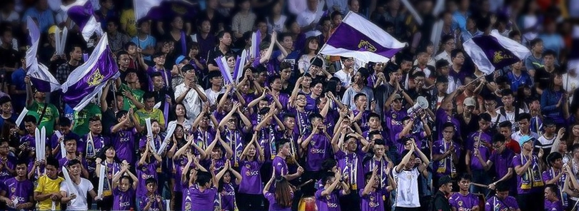 Các cầu thủ Hà Nội FC đang nỗ lực tập luyện trên sân để chuẩn bị cho các trận đấu quan trọng
