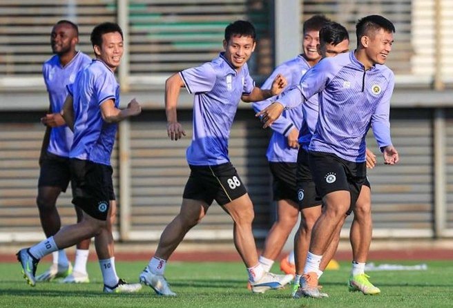 Hình ảnh các cầu thủ Hà Nội FC trong một khoảnh khắc đầy suy tư sau trận đấu