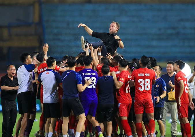 Toàn đội Công an Hà Nội tri ân khán giả sau một trận thắng kịch tính trên sân nhà